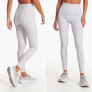 Vuori Leggings Studio Pocket Women's Size XS Leggings Light Micro Camo New